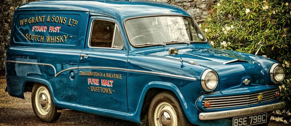 8718173-Austin-Morris-Combi-Oldtimer-Whisky-Transporter-med