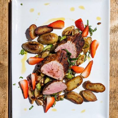 Schweinefilet gebratener Spargel Erdbeeren Drillinge vo